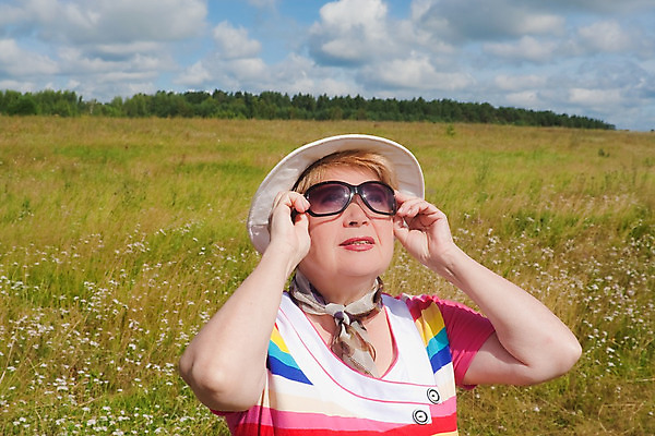 포토 JPG 해외이미지 1 노년 꽃 안경 백그라운드 밭 자연 한명 사람 목재 태양 어둠 해외202004 해외포토 자연요소 나무 식물 잡화 농업 재료 성인 생태계 파일형식 이미지허브