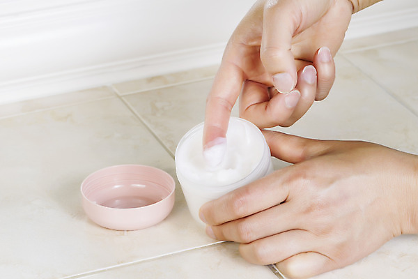 포토 JPG 해외이미지 여자 분홍색 손가락 건강 관리 사람 성인 사람없음 치료 가로 화장품 흰색 항아리 닫기 컨테이너 손톱 소중 피부 크림 순수 피부관리 로션 돌봄 위생관리 캡모자 해외202004 해외포토 모자_잡화 손 산업 컬러 컨셉 의학 모션 신체부위 뷰티 도자기 파일형식 이미지허브