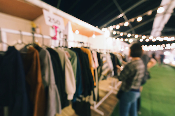 포토 JPG 해외이미지 디자인 드레스 옷 길 셔츠 오렌지 비즈니스 자국 거리 실내 사람 사람없음 야외 장식 초록색 빛 쇼핑 노란색 유행 세일 상점 어둠 산책 흰색 등불 램프 시장 선택 구매 군중 상품 야간 통로 보케 루트 매각 방법 선로 해외202004 해외포토 자연요소 컬러 컨셉 상의 과일 휴식 조명 내부 파일형식 이미지허브