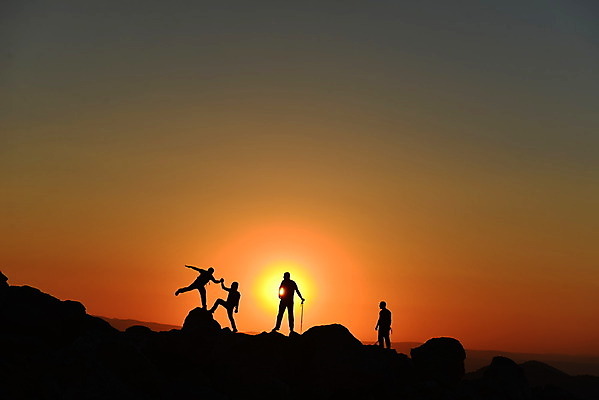 포토 JPG 해외이미지 직업 행복 실루엣 하늘 성공 건강 사람없음 태양 일출 등산 결심 긍정 고립 절정 통일 힘찬 해외202004 해외포토 자연요소 감정 컨셉 촬영기법 노을 트래킹 파일형식 이미지허브