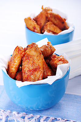 포토 JPG 해외이미지 실내 사람없음 아웃포커스 양념치킨 담기 파란배경 닭날개 미국음식 해외202004 버팔로윙 해외포토 백그라운드 모션 서양음식 촬영기법 내부 파란색 치킨 닭고기 파일형식 이미지허브