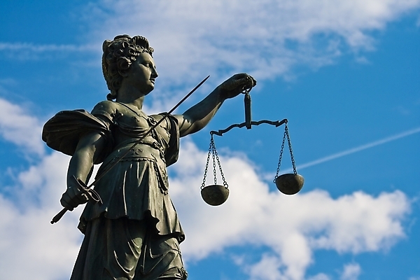 포토 JPG 해외이미지 구름 유럽 조각 하늘 독일 저울 미술 사람없음 파란색 회색 흰색 역사 칼 분수 법 재판 규칙 법관 질서 공정 법정 시각장애인 유럽연합 프랑크푸르트 해외202004 해외포토 자연요소 나라 컬러 문화예술 예절 도시 장애인 법률가 파일형식 이미지허브