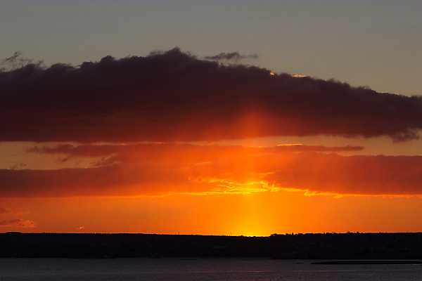 포토 JPG 해외이미지 나무 아시아 호수 파도 바다 여행 자연 하늘 산 사람 풍경 사람없음 가로 물 여름 파란색 빛 반사 노란색 일출 침묵 일몰 새벽 거울 프랑스 황금 저녁 만족 윤곽 태평양 공상 마법 스카이라인 수평선 해외202004 해외포토 자연요소 식물 계절 감정 유럽 나라 컬러 노을 소리 야간 생태계 파일형식 이미지허브