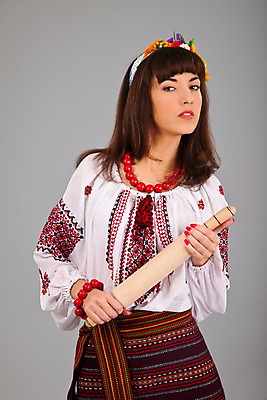 포토 JPG 해외이미지 백인 전통 옷 여자 행복 문화 얼굴 백그라운드 셔츠 목걸이 스트레스 한명 사람 여러명 성인 장식 유행 주방 화환 분노 흰색 아내 주부 자수 고립 민화 우크라이나 전국 스타일 해외202004 해외포토 서양인 1 꽃 감정 유럽 컬러 다수 상의 장신구 신체부위 그림 파일형식 이미지허브