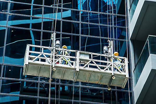 포토 JPG 해외이미지 주간 매달리기 외벽 빌딩 상반신 성인 야외 두명 건물 뒷모습 반사 작업 리프트 청소부 유리창청소 성인만 해외202004 외벽청소 해외포토 자연요소 직업 건축물 벽 뷰포인트 모션 사람 청소 파일형식 이미지허브