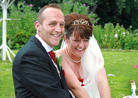 포토 JPG 해외이미지 나무 커플 여자 꽃 행복 꽃다발 결혼 가족 자연 탁자 결혼식 남편 디저트 함께함 관리 사랑 미소 두명 장미 파티 케이크 검은색 흰색 축하 잡기 아내 칼 달콤 숲 먹이 자르기 베일 접수 해외202004 해외포토 식물 감정 음식 컬러 가구 컨셉 관계 모션 표정 사람 이벤트 맛 생태계 파일형식 이미지허브