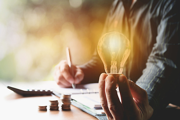 포토 JPG 해외이미지 직업 손 디자인 남자 백그라운드 컨셉 인터넷 비즈니스 전구 사업가 통신 상상 유리 탁자 아이디어 관리 창조 사람없음 노트북 빛 컴퓨터 사무실 디지털 공책 힘 에너지 램프 타이핑 잡기 작업 네트워크 닫기 디자이너 혁명 광 발명 선견지명 이해 해외202004 해외포토 가구 모션 재질 문구용품 조명 사람 신체부위 전자제품 파일형식 이미지허브