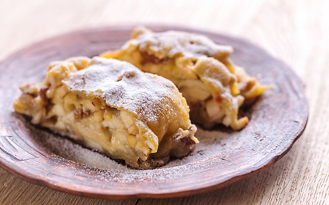 포토 JPG 해외이미지 전통 접시 음식 조각 과일 부분 탁자 디저트 요리 사람없음 목재 케이크 견과류 껍질 흰색 신선 오스트리아 황금 닫기 달콤 맛 아침식사 사과 정상 가루 설탕 자르기 굽기 퍼프 호두 토핑 페스츄리 바클라바 해외202004 해외포토 나무 식기 유럽 빵 컬러 가구 컨셉 재료 모션 식사 구이 파일형식 이미지허브