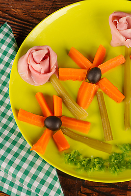 포토 JPG 해외이미지 모양 접시 음식 채소 부분 건강 요리 사람없음 장식 세로 컬러풀 식사 당근 샐러드 신선 상추 올리브 햄 서빙 특별함 해외202004 해외포토 식기 열매 컬러 컨셉 뿌리채소 육류 파일형식 이미지허브