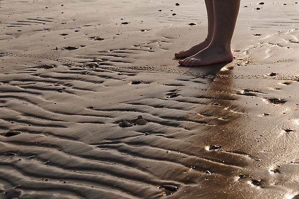 포토 JPG 해외이미지 모래 바다 발 사람없음 여름 햇빛 태양 반사 걷기 일출 일몰 산책 단계 해외202004 해외포토 자연요소 계절 모션 휴식 신체부위 노을 파일형식 이미지허브