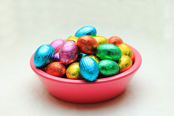 포토 JPG 해외이미지 음식 포장 사람없음 컬러풀 바구니 초콜릿 담기 부활절계란 해외202004 해외포토 컬러 모션 디저트 부활절 계란 파일형식 이미지허브