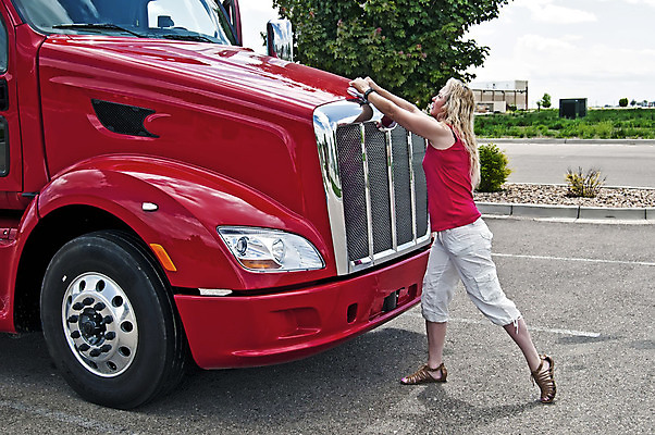 포토 JPG 해외이미지 여자 산업 교통시설 자동차 한명 빨간색 컬러풀 트럭 화물 운반 운전사 상품 큼 택시 트랙터 짐차 물류 디젤 자동 조작 해외202004 해외포토 직업 1 육상교통 컬러 교통 승용차 사람 운송업 크기 농기계 시설 특수차량 파일형식 이미지허브