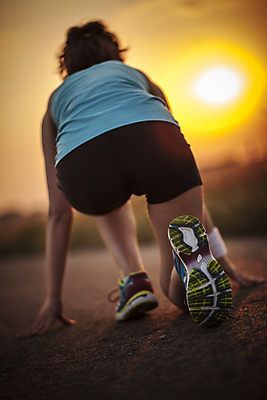 포토 JPG 해외이미지 주간 전신 여자 하늘 한명 사람 성인 야외 뒷모습 운동복 태양 일출 출발준비 성인여자한명만 해외202004 해외포토 자연요소 1 옷 뷰포인트 노을 준비 여자한명만 성인여자만 파일형식 이미지허브
