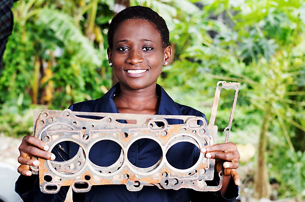 포토 JPG 해외이미지 직업 응시 여자 비즈니스 교통시설 자동차 노동자 실내 한명 서기 사람 업무 기술자 수리 확인 서비스 엔진 정비공 주인 유지 차고 해외202004 해외포토 1 시선 육상교통 교통 모션 내부 작업 시설 파일형식 이미지허브