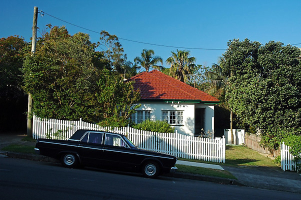 포토 JPG 해외이미지 나무 가족 자동차 주택 사람없음 목재 울타리 검은색 흰색 시골 재산 계획 작음 리빙 대출 교외 스타일 소유 해외202004 해외포토 식물 육상교통 컬러 컨셉 재료 관계 건물 금융 담장 크기 파일형식 이미지허브