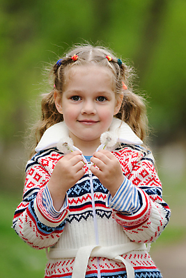 포토 JPG 해외이미지 꽃 유럽 어린이 거리 한명 미소 봄 산책 재킷 기쁨 4 민들레 시원함 연도 스웨터 긍정 러시아인 해외202004 해외포토 서양인 식물 1 계절 감정 나라 컨셉 상의 휴식 표정 사람 숫자 외투 파일형식 이미지허브