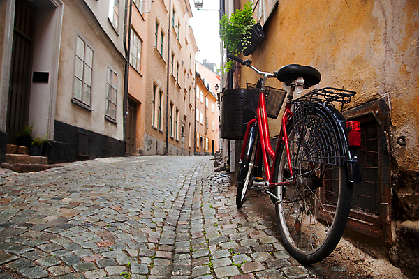 포토 JPG 해외이미지 외관 도로 벽 여행 건축양식 창문 하늘 거리 주택 스웨덴 사람없음 건물 노란색 자전거 조약돌 도시 센터 중세 보행로 좁은 타운 스칸디나비아 스톡홀름 옛날 해외202004 해외포토 건축물 건축 길 컬러 교통시설 북유럽 바이크 돌_바위 역사 파일형식 이미지허브