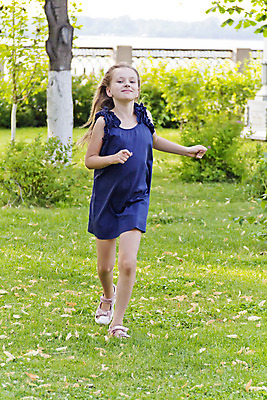 포토 JPG 해외이미지 백인 1 라이프스타일 공원 여학생 여자 유럽 어린이 놀이 한명 야외 금발 달리기 흰색 10 9 8 해외202004 해외포토 서양인 학생 헤어스타일 공공시설 나라 컬러 모션 사람 생활 숫자 파일형식 이미지허브