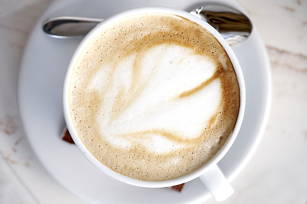 포토 JPG 해외이미지 접시 커피 음료 사람없음 컵 식당 초콜릿 저녁식사 우유 마시기 뜨거움 맛 아침식사 크림 아로마 카푸치노 카페테리아 에스프레소 모카 아랍어 카페인 해외202004 해외포토 식기 컨셉 모션 디저트 유제품 상점 식사 파일형식 이미지허브