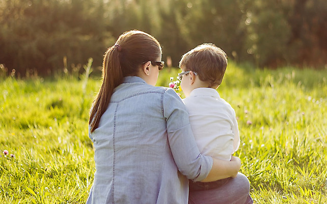 포토 JPG 해외이미지 라이프스타일 공원 꽃 행복 안경 아들 어린이 꽃다발 밭 가족 놀이 엄마 사랑 소년 두명 여름 태양 주기 해외202004 해외포토 자연요소 식물 잡화 계절 공공시설 남자 감정 농업 관계 모션 사람 생활 파일형식 이미지허브