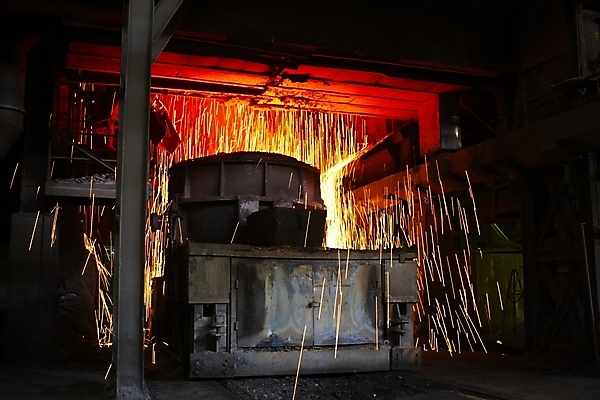 포토 JPG 해외이미지 식물 산업 포즈 오렌지 공장 직장 실내 사람없음 금속 흐름 작업 뜨거움 액체 개울 붓기 제조 위험 컨테이너 폭발 철 온도 무거움 공학 광 로딩 용광로 주조 철강 해외202004 해외포토 교육 컨셉 과일 회사 공업 모션 재질 내부 강 무게 파일형식 이미지허브