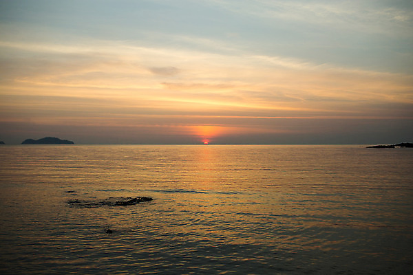 포토 JPG 해외이미지 나무 식물 구름 계절 바다 섬 자연 하늘 날씨 휴식 산 풍경 사람없음 초록색 물 여름 파란색 태양 노란색 황혼 일몰 새벽 시간 뜨거움 상쾌 휴양지 지역 암초 스카이라인 내추럴 순간 파라다이스 수평선 해외202004 해외포토 자연요소 감정 컬러 컨셉 노을 장소 생태계 파일형식 이미지허브