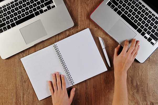 포토 JPG 해외이미지 학생 여자 교육 2 비즈니스 관리 사람 앉기 사람없음 10대 책 노트북 컴퓨터 디지털 쪽지 공책 기록 작업 책상 프로그래밍 코딩 해외202004 해외포토 가구 모션 청소년 문구용품 전자제품 개발 컴퓨터교육 파일형식 이미지허브