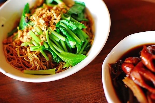 포토 JPG 해외이미지 라이프스타일 접시 음료 음식 여행 다이어트 채소 재료 젓가락 건강 육류 돼지고기 요리 사람없음 식사 중국 기구 맛 수프 먹기 메뉴 국수 거짓 채식주의자 스타일 비건 해외202004 해외포토 식기 아시아 컨셉 식재료 모션 수저 생활 면류 채식 파일형식 이미지허브