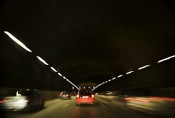 포토 JPG 해외이미지 도로 육상교통 여행 교통시설 모션 자동차 실내 사람없음 가로 컬러풀 어둠 터널 아래 짐차 지하 빛망울 해외202004 해외포토 길 교통수단 컬러 교통 내부 빛 방향 시설 위치 파일형식 이미지허브