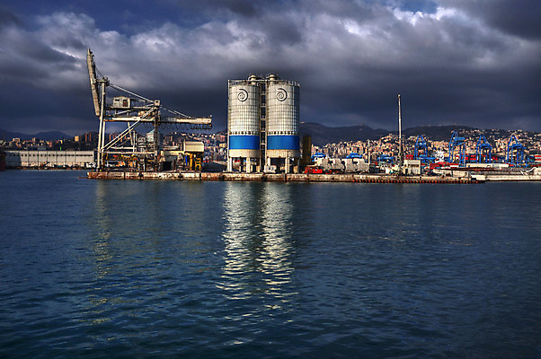 포토 JPG 해외이미지 산업 바다 비즈니스 교통시설 하늘 사람 사람없음 야외 물 파란색 항구 화물 업무 보트 제조 상품 컨테이너 조선소 기중기 무역 함선 상업 포트 무거움 로딩 철강 해외202004 해외포토 자연요소 컬러 교통 배_교통 운송업 작업 중장비 무게 시설 파일형식 이미지허브