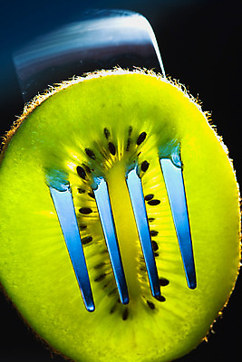 포토 JPG 해외이미지 음식 조각 포크 다이어트 과일 건강 키위 씨앗 사람없음 초록색 반사 금속 검은색 원형 달콤 맛 은색 먹기 타르트 해외202004 해외포토 도형 식물 식기 빵 컬러 컨셉 모션 재질 파이_빵 파일형식 이미지허브