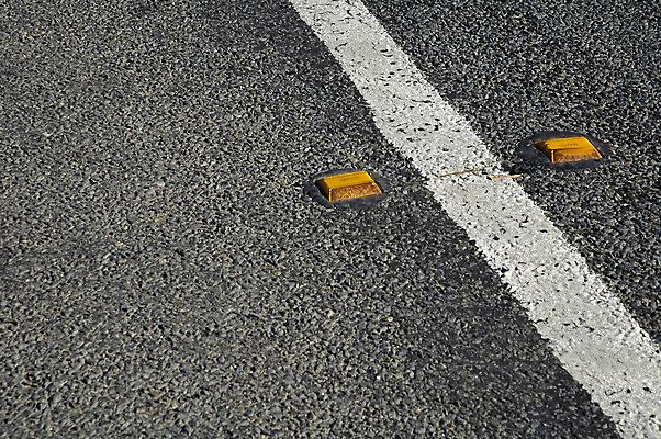 포토 JPG 해외이미지 도로 여행 백그라운드 패턴 교통시설 자동차 거리 사람없음 검은색 어둠 회색 운전 도시 거친 고속도로 보행로 아스팔트 질감 방법 해외202004 해외포토 길 육상교통 컬러 교통 무늬 모션 시설 파일형식 이미지허브