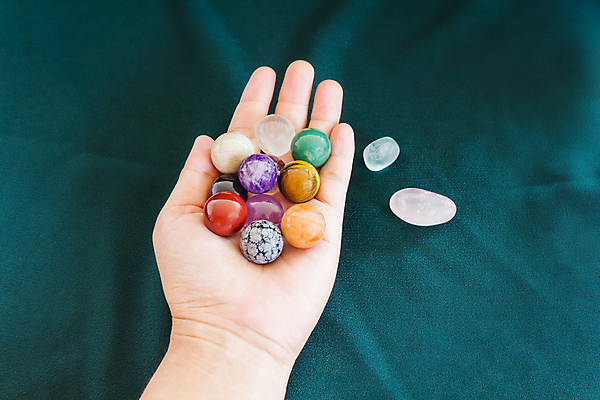 포토 JPG 해외이미지 손 한명 컬러풀 바위 원형 그룹 보석 해외202004 해외포토 도형 1 컬러 사람 신체부위 돌_바위 광석 파일형식 이미지허브