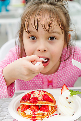 포토 JPG 해외이미지 접시 여자 열매 음식 과일 딸기 아침 아이스크림 디저트 건강 한명 사람 동양인 빨간색 여름 과자 식사 추위 흰색 대접 신선 원형 달콤 맛 아침식사 먹기 크림 서빙 토핑 와플 바닐라 셔벗 페스츄리 휘핑크림 해외202004 해외포토 주간 도형 식물 1 식기 계절 빵 컬러 컨셉 모션 인종 휘핑 파일형식 이미지허브