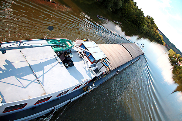 포토 JPG 해외이미지 산업 바다 교통시설 독일 항해 사람없음 물 강 화물 보트 컨테이너 메인 무역 함선 운하 로딩 수입 해외202004 해외포토 자연요소 유럽 교통 배_교통 운송업 시설 파일형식 이미지허브