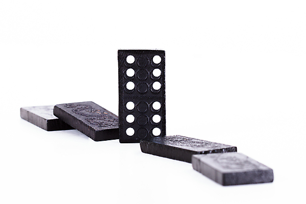 포토 JPG 해외이미지 사람없음 검은색 넘어짐 도미노 쓰러짐 해외202004 무너짐 해외포토 컬러 모션 파일형식 이미지허브