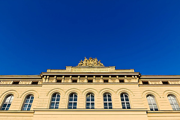 포토 JPG 해외이미지 유럽 조각 여행 건축양식 학교 하늘 지붕 주택 그림자 사람없음 건물 장식 파란색 조각상 회색 도시 역사 비엔나 오스트리아 질병 독수리 방패 그리스인 로마인 옛날 해외202004 해외포토 서양인 건축물 교육 건축 나라 컬러 의학 조류 인종 조형물 파일형식 이미지허브