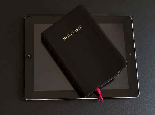 포토 JPG 해외이미지 기독교 종교 통신 사람없음 책 컴퓨터 터치패드 알약 디지털 성경 천주교 기도 예수 영혼 휴대용 무선전화기 전자 증거 신성 패드 터치스크린 해외202004 해외포토 종교용품 전자제품 약 신_종교 전화기 오브젝트 파일형식 이미지허브