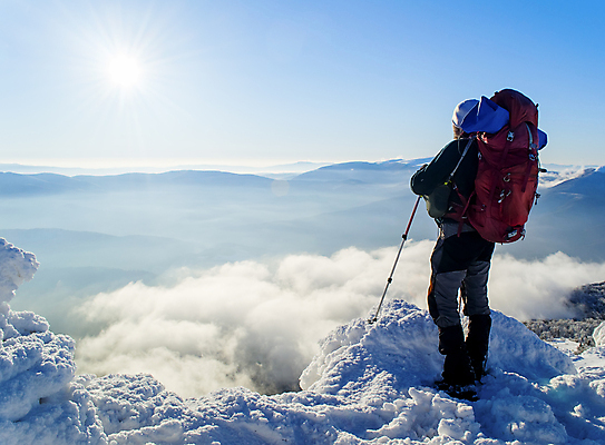 포토 JPG 해외이미지 구름 1 계절 스포츠 여행 겨울 배낭 자연 하늘 휴가 산 표정 한명 서기 풍경 야외 파란색 빛 햇빛 태양 여행객 맑음 등산 트래킹 하이킹 자유 안개 광선 흰색 정상 언덕 스카이라인 산악지대 절정 혼자 눈내림 해외202004 해외포토 자연요소 컬러 컨셉 가방 모션 레저 날씨 눈_날씨 사람 생태계 파일형식 이미지허브