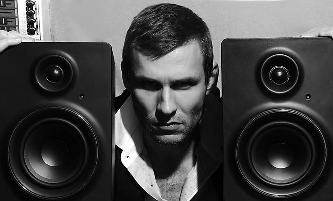 포토 JPG 해외이미지 1 라이프스타일 음악 백그라운드 셔츠 흑백 그림자 한명 성인 확성기 소리 듣기 흰색 시원함 오디오 스테레오 반항 고립 심각 플레이어 스타일 해외202004 해외포토 컬러 컨셉 상의 모션 문화예술 촬영기법 사람 생활 전자제품 파일형식 이미지허브