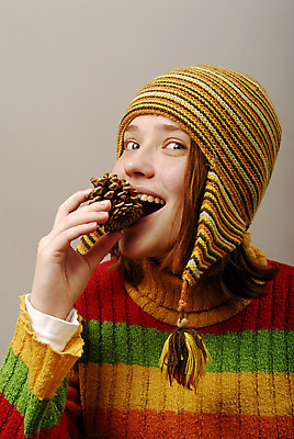 포토 JPG 해외이미지 계절 여자 행복 감정 얼굴 크리스마스 겨울 자연 새해 관리 한명 웃음 사람 성인 빨간색 초록색 빛 태양 봄 줄무늬 기쁨 흰색 신선 숲 스웨터 멀티 사춘기 캡모자 핵심 표현성 해외202004 해외포토 자연요소 모자_잡화 1 기념일 컬러 상의 무늬 표정 신체부위 생태계 파일형식 이미지허브