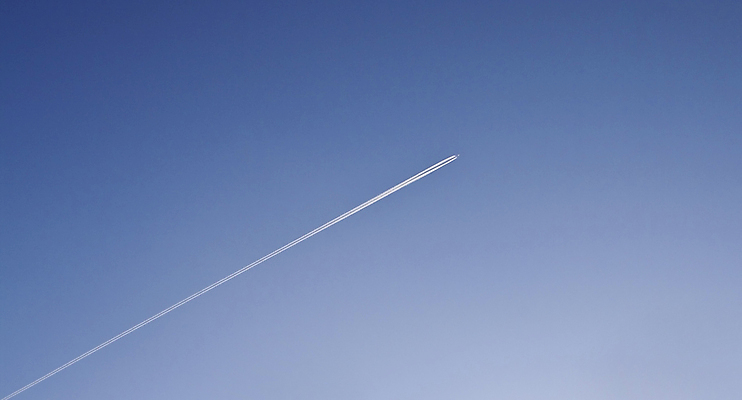 포토 JPG 해외이미지 주간 백그라운드 하늘 비행기 사람없음 야외 파란색 제트기 비행운 해외202004 해외포토 자연요소 컬러 항공교통 대중교통 파일형식 구름_자연 이미지허브