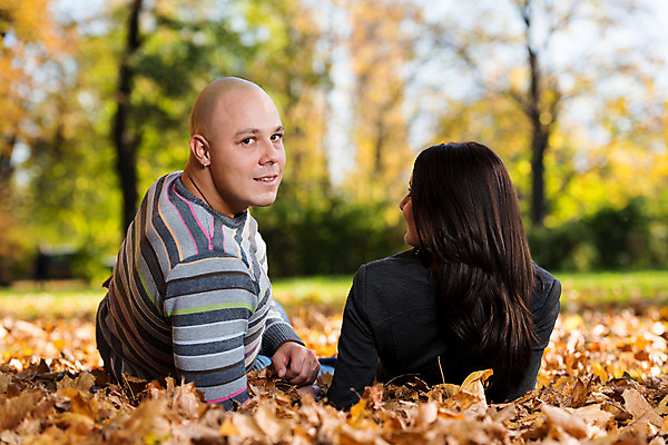 포토 JPG 해외이미지 백인 라이프스타일 커플 공원 여자 남자 행복 잎 데이트 포옹 청소년 자연 휴가 휴식 함께함 건강 사랑 미소 웃음 사람 성인 야외 두명 금발 눕기 노란색 유행 환경 자유 가을 결합 유혹 해외202004 해외포토 서양인 식물 헤어스타일 계절 공공시설 감정 컬러 컨셉 관계 안기 모션 표정 생활 생태계 파일형식 이미지허브