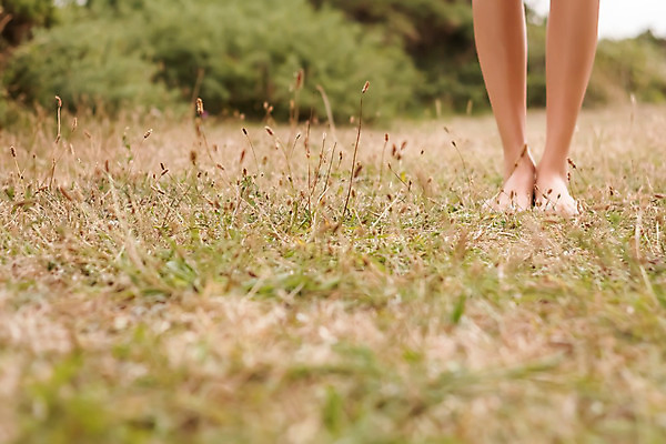 포토 JPG 해외이미지 식물 공원 여자 백그라운드 밭 맨발 발 자연 휴가 휴식 건강 잔디 사람없음 야외 초록색 환경 정원 봄 산책 신선 내추럴 땅바닥 벌거벗은 양발 해외202004 해외포토 계절 공공시설 컬러 컨셉 농업 바닥 사람 신체부위 생태계 파일형식 이미지허브