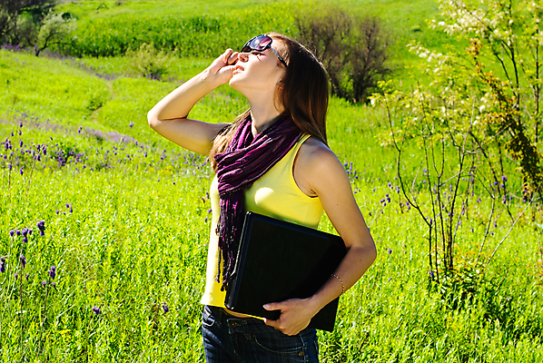 포토 JPG 해외이미지 백인 학생 라이프스타일 공원 여자 교육 행복 밭 인터넷 비즈니스 통신 자연 모바일 한명 사람 야외 초록색 노트북 컴퓨터 선글라스 공책 봄 기쁨 연결 무선전화기 해외202004 해외포토 서양인 1 계절 공공시설 감정 안경 컬러 농업 문구용품 생활 전자제품 전화기 생태계 파일형식 이미지허브