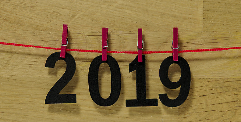 포토 JPG 해외이미지 기념일 행복 선 백그라운드 크리스마스 겨울 비즈니스 휴가 미래 새로움 새해 아이디어 선물 사람없음 목재 장식 빨간색 파티 달력 덮개 축하 시간 변화 12월 연도 시작 기회 1월 골 카운트다운 미니멀 해외202004 해외포토 나무 계절 감정 컬러 컨셉 재료 이벤트 뚜껑 날짜 파일형식 이미지허브