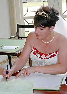 포토 JPG 해외이미지 손 커플 종이 결혼 사랑 한명 사람 빨간색 상자 사무실 펜 만년필 검은색 자료 공백 흰색 기록 신용카드 메시지 계약 사인 문서 파일 결재 주소 서명 데이터베이스 해외202004 해외포토 1 감정 컬러 비즈니스 관계 이벤트 신체부위 금융 필기구 파일형식 이미지허브