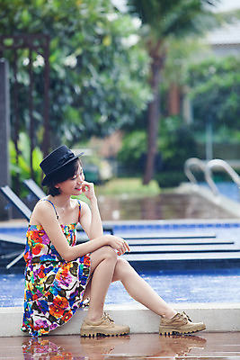 포토 JPG 해외이미지 계절 여자 얼굴 신발 신체 태국 주택 한명 사람 동양인 야외 물 치마 젖음 피부 얇은 벨벳 해외202004 해외포토 자연요소 1 아시아 하의 인종 건물 신체부위 실크 파일형식 이미지허브