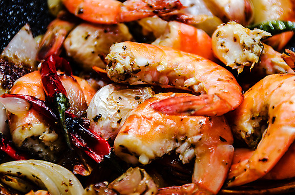 포토 JPG 해외이미지 전통 문화 음식 고추 양파 새우 마늘 갑각류 요리 사람없음 식사 저녁식사 튀김 시골 신선 그릴 왕 지중해 먹기 철 허브 해산물 준비 후추 바질 점심식사 해외202004 해외포토 식물 동물 바다 채소 모션 주방용품 향신료 파일형식 이미지허브