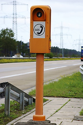 포토 JPG 해외이미지 교통수단 스티커 오렌지 통신 서기 사람없음 스마트폰 카메라 고통 긴급 고속도로 신호 도로표지판 sos 헬프 해외202004 해외포토 감정 도로 교통 과일 모션 전자제품 핸드폰 스마트기기 도움 표지판 구조요청 파일형식 이미지허브